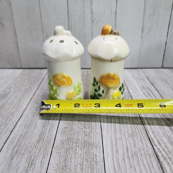 Vintage Mushroom Salt and Pepper Shakers Ceramic Painted 4'' Tall MCM - Picture 6 of 6